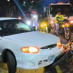 Motociclista ileso junto a su acompañante, luego de ser impactado por la conductora de un automóvil