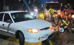 Motociclista ileso junto a su acompañante, luego de ser impactado por la conductora de un automóvil