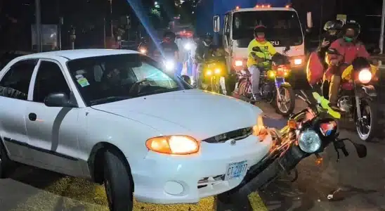 Motociclista ileso junto a su acompañante, luego de ser impactado por la conductora de un automóvil