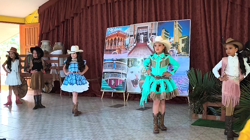 Candidatas a Miss Chiquititas de las Ferias Prodesa.
