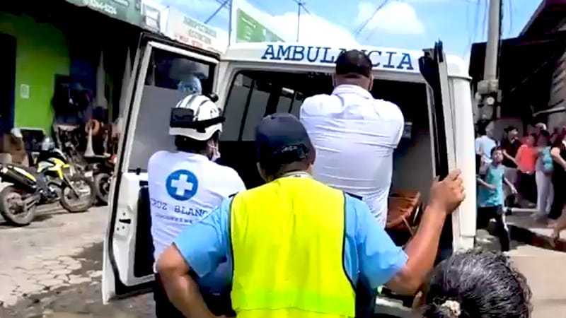 Socorristas de Cruz Blanca trasladan a Misael al Hospital de Juigalpa.