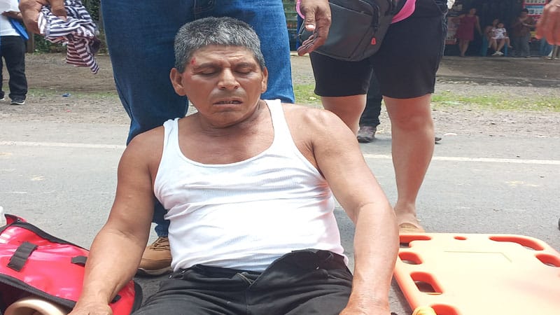 Don Santos Martínez Gómez, asistidos por socorristas de Cruz Blanca.