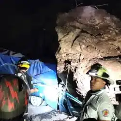 En Guatemala padre e hijo murieron al caer sobre su picop una roca gigantesca