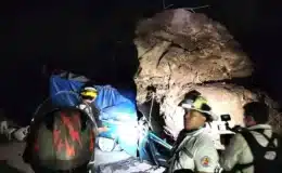 En Guatemala padre e hijo murieron al caer sobre su picop una roca gigantesca