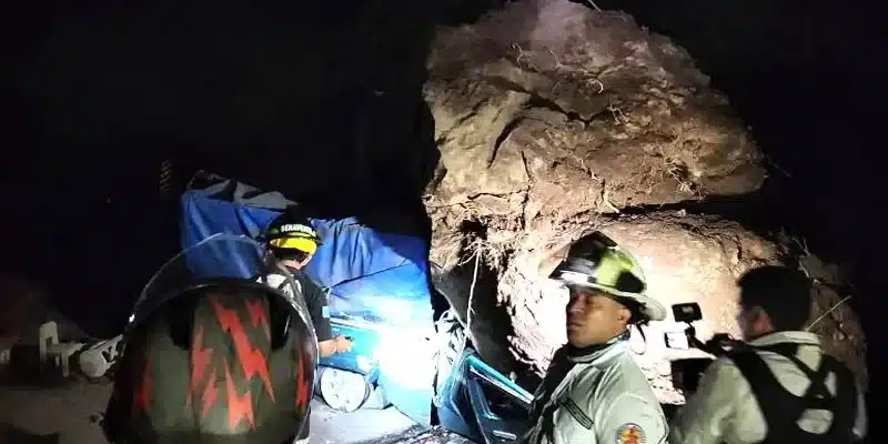 En Guatemala padre e hijo murieron al caer sobre su picop una roca gigantesca