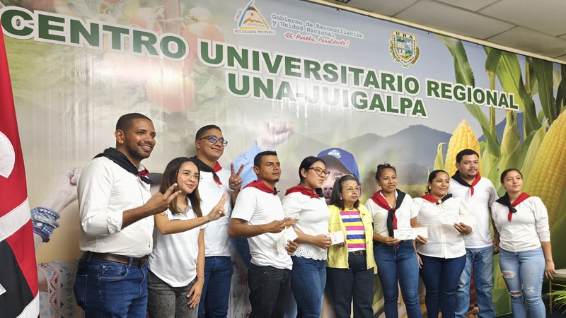 Autoridades del CUR-UNA Juigalpa y estudiantes, junto a la alcaldesa de Juigalpa.