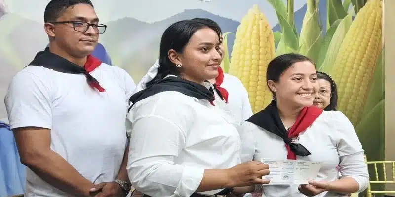 Estudiantes de la UNA-Juigalpa recibieron sus becas económicas