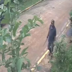 Cámaras de vigilancia captan a brujo enterrando maleficios en una casa de Nueva Guinea