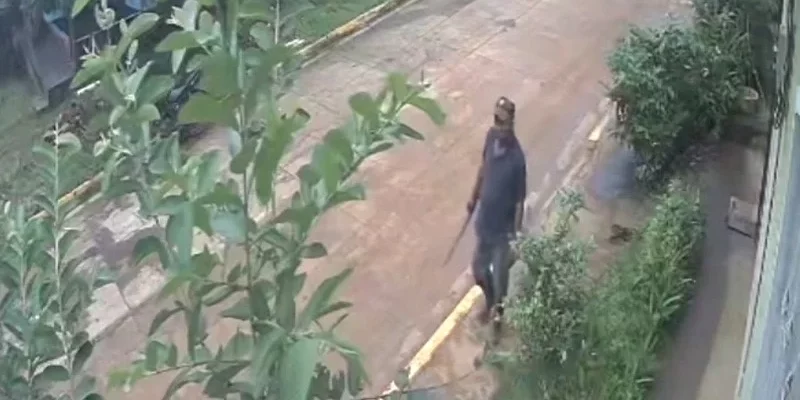 Cámaras de vigilancia captan a brujo enterrando maleficios en una casa de Nueva Guinea