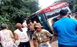 Conductor de un bus perdió el control y se estrelló contra un árbol, dejando dos fallecidos y más de 20 lesionados