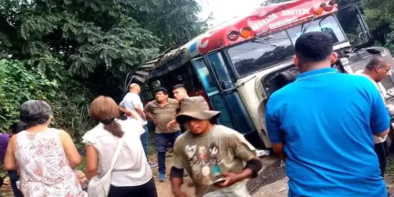 Conductor de un bus perdió el control y se estrelló contra un árbol, dejando dos fallecidos y más de 20 lesionados