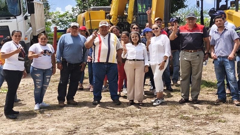 Autoridades municipales de Juigalpa, inauguran el inicio del mantenimiento del camino rural San Diego-La Queserita.
