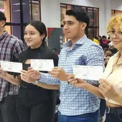 Estudiantes del CUR-Chontales reciben becas económicas