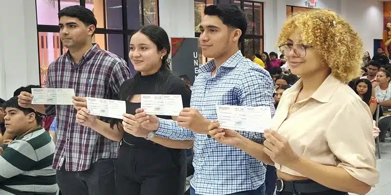 Estudiantes del CUR-Chontales reciben becas económicas