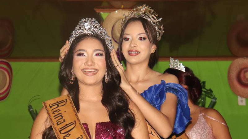 Shiara es coronada por Mayerling Cisneros.