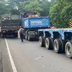 Conductor de camión irrespetó el Ceda el paso del Puente La Palmita y provocó triple colisión