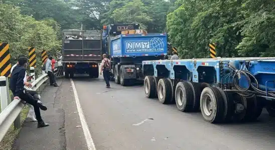 Conductor de camión irrespetó el Ceda el paso del Puente La Palmita y provocó triple colisión