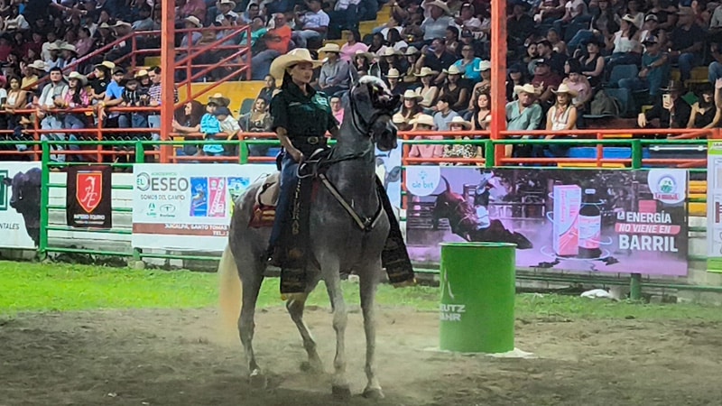 Competidora del primer Torneo Nacional de Barrileras.