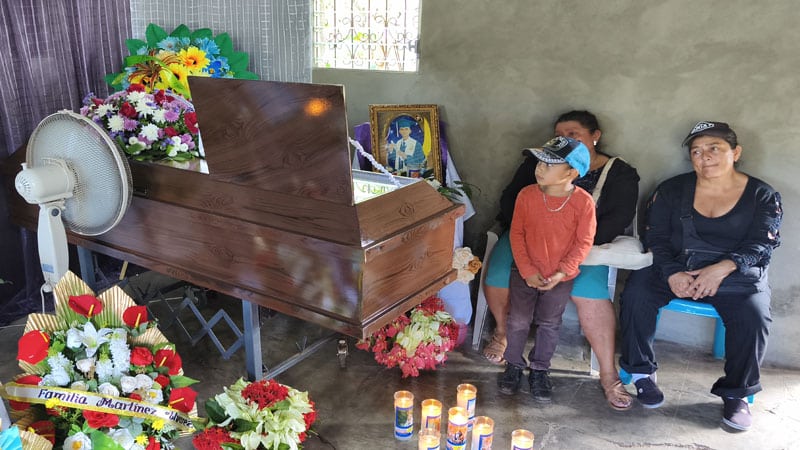 Familiares y amigos acompañaron en su dolor a la mamá de Marquito.