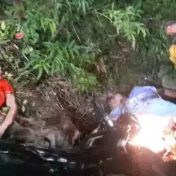 En la entrada a Comalapa murió Harry Narváez Fernández, al estrellarse en un árbol con su motocicleta