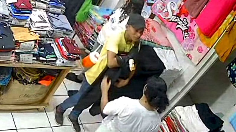 El presunto ladrón regresando los pantalones. 