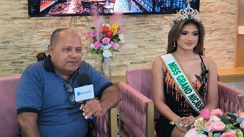 Miss Grand Nicaragua junto a José A Guevara Villachica, en la conferencia de prensa.