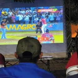 En pantalla gigante familias disfrutaron en el Parque Central de Juigalpa el tercer juego de la semifinal entre Los Toros y las Fieras del San Fernando