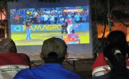 En pantalla gigante familias disfrutaron en el Parque Central de Juigalpa el tercer juego de la semifinal entre Los Toros y las Fieras del San Fernando