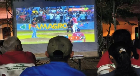 En pantalla gigante familias disfrutaron en el Parque Central de Juigalpa el tercer juego de la semifinal entre Los Toros y las Fieras del San Fernando