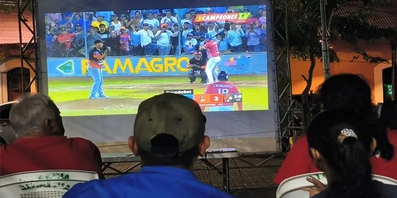 En pantalla gigante familias disfrutaron en el Parque Central de Juigalpa el tercer juego de la semifinal entre Los Toros y las Fieras del San Fernando