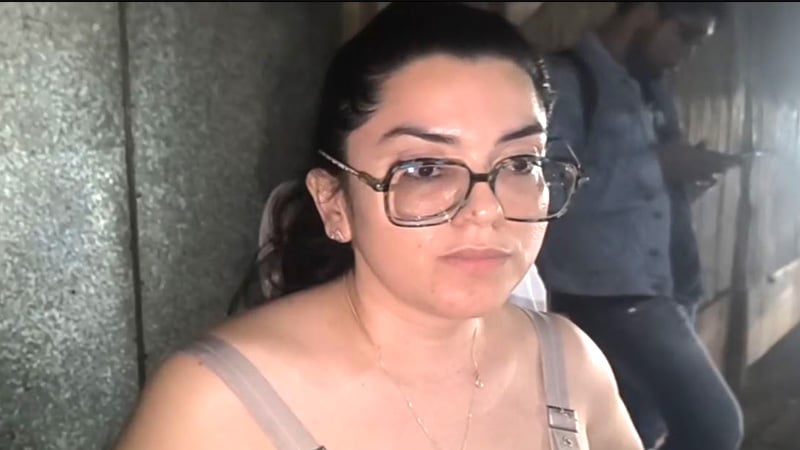 Mujer conductora del vehículo involucrado en una colisión a peatón.