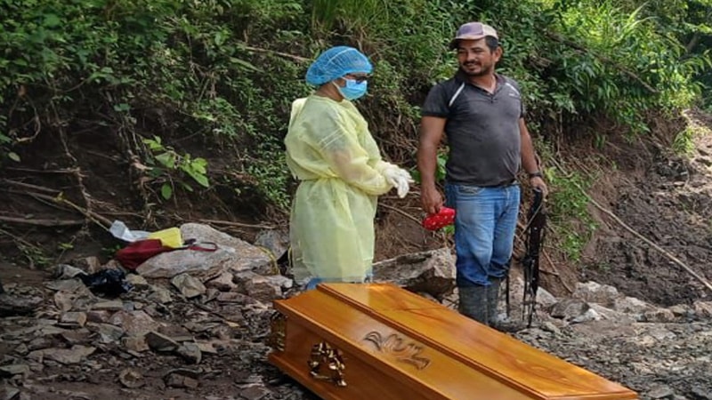 Un comunitario junto a una doctora del Centro de Salud de Acoyapa. 