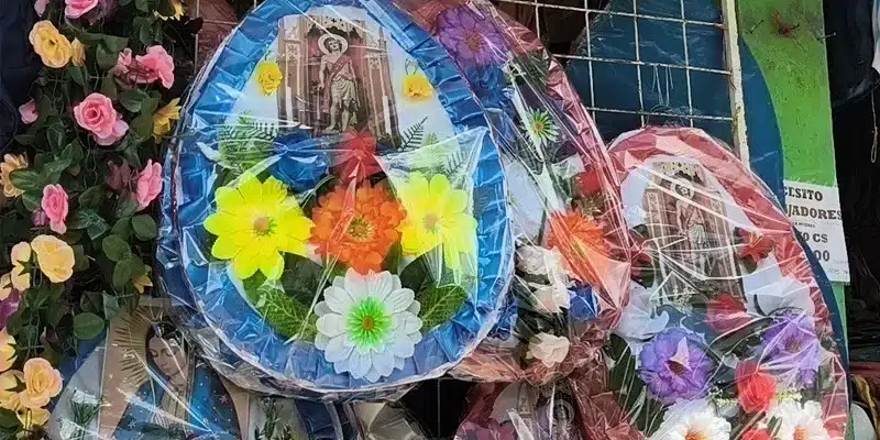 Comerciantes de Juigalpa se preparan con coronas y arreglos florales para el Día de los Fieles Difuntos