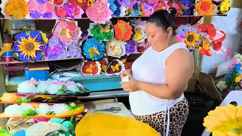 Heysel Sequeira, comerciante de coronas y arreglos florales.