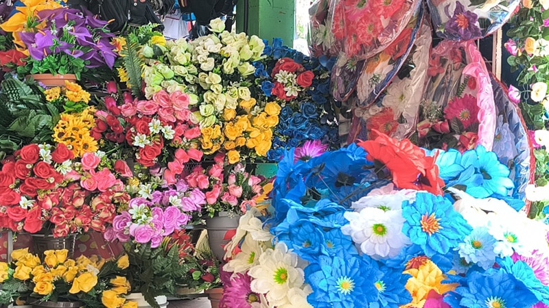 Venta de coronas y arreglos flora<les en las cercanías del Parque de Juigalpa.