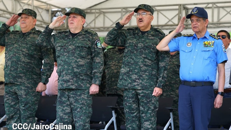 Jefes de las fuerzas armadas juntos al primer comisionado Francisco Díaz Madriz.
