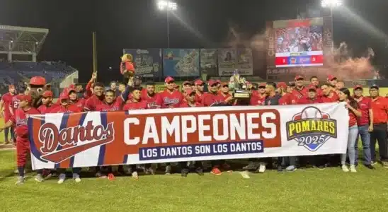 Juan Carlos Urbina se visitó de gloria y le aseguró el trofeo de campeón a la maquinaria roja