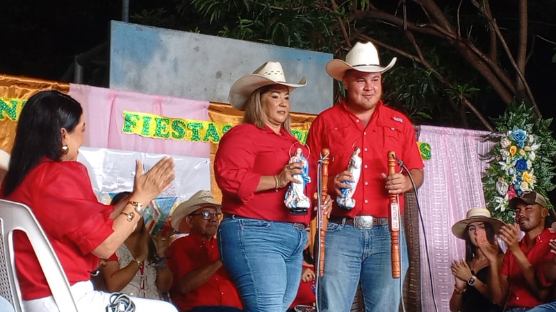 Mayordomos de la fiesta tradicional de Tecolostote.