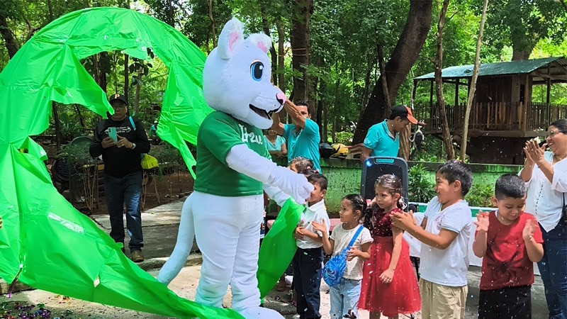La nueva alternativa del Zoológico saluda a los niños que llegaron a su presentación. 