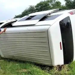 Microbús con 23 pasajeros se dio vuelta y dejó 07 personas lesionadas