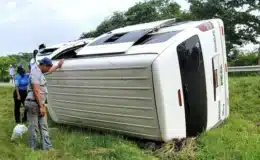 Microbús con 23 pasajeros se dio vuelta y dejó 07 personas lesionadas