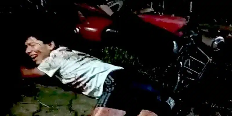 Dos adolescentes resultaron con graves lesiones, luego de estrellarse contra una rastra