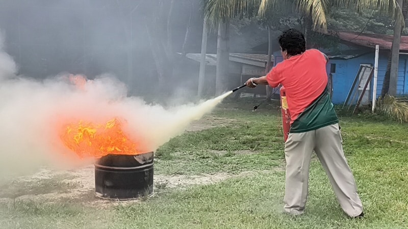 Los comerciantes en la prueba de los extinguidores.