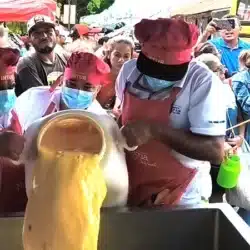 Se elaboró en Juigalpa la sopa de huevo de toro más grande de Nicaragua y superó las 4 mil raciones