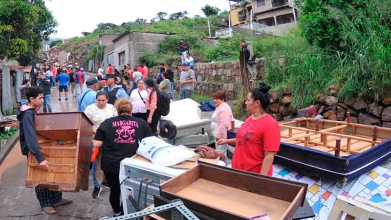 Familias afectadas por derrumbes está en la calle.