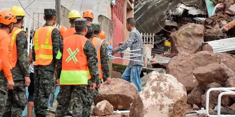Lluvias dejan en colonia Guillén-Honduras derrumbes, inundaciones, casas destruidas y familias en la calle