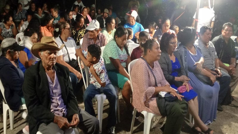 Familiares y amigos en la vela del matrimonio Miranda Romero. 