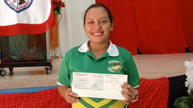 Alumna de la comunidad de El Arrayán, recibió su bono presidencial.