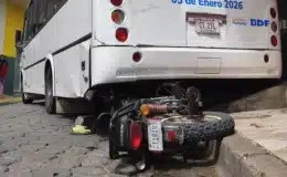 Un milagro de Dios: Ocupantes de una motocicleta salieron ilesos, luego de ser arrollados por una unidad de la ruta 06 de Juigalpa