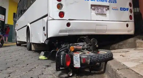 Un milagro de Dios: Ocupantes de una motocicleta salieron ilesos, luego de ser arrollados por una unidad de la ruta 06 de Juigalpa